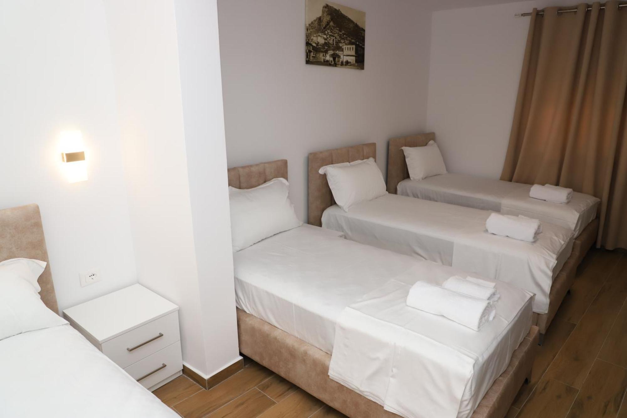 Guest House Esanbja Berat Exterior foto