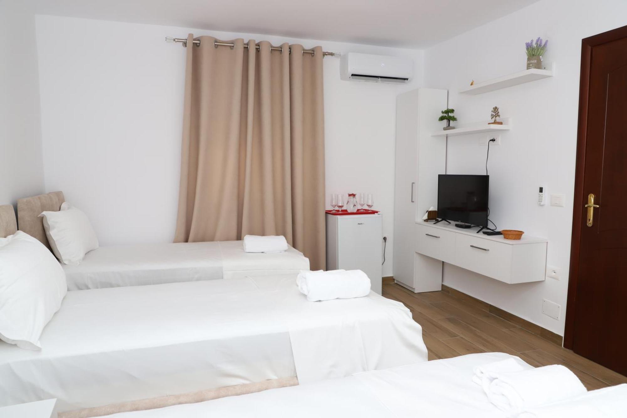 Guest House Esanbja Berat Exterior foto