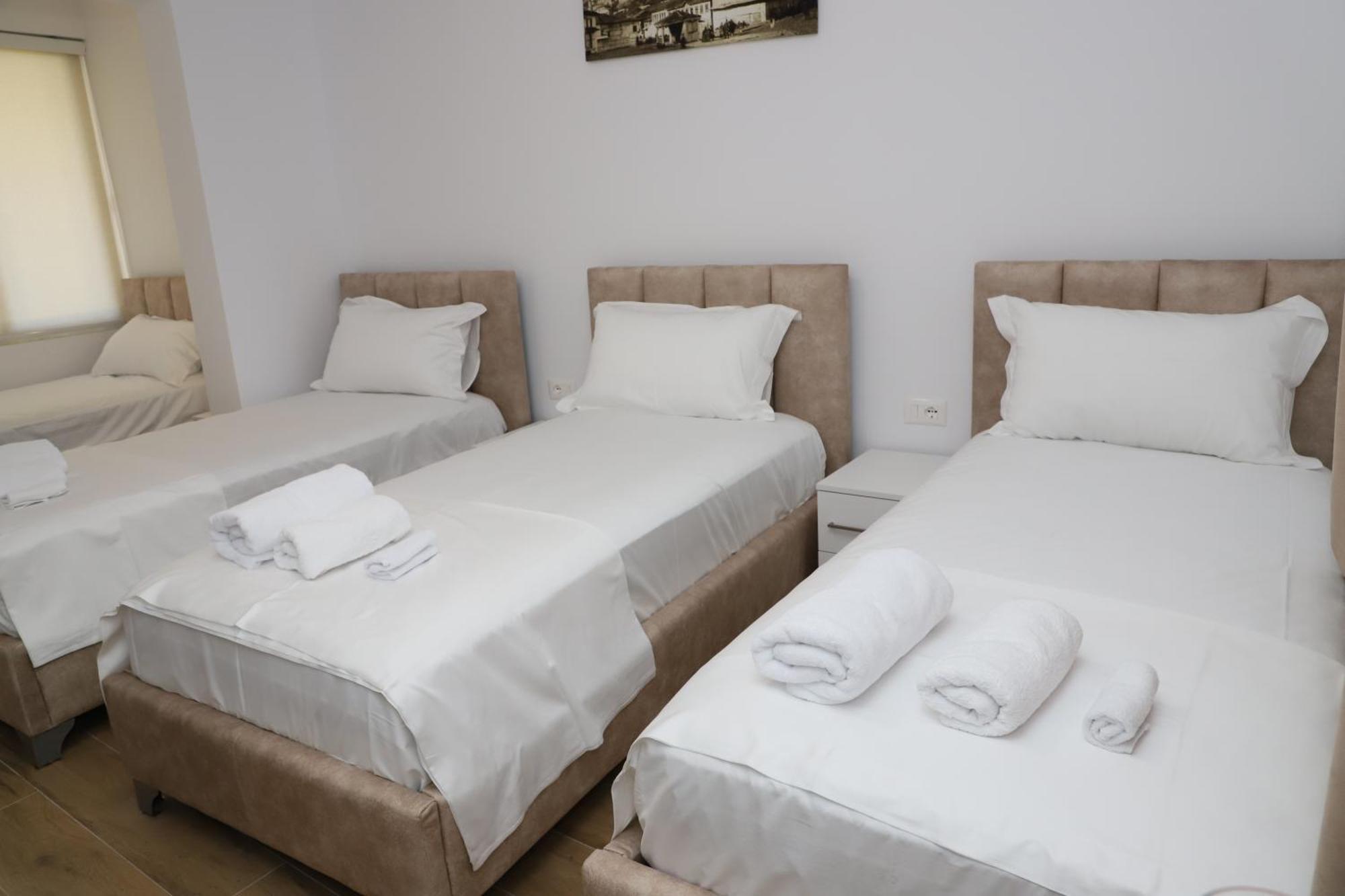 Guest House Esanbja Berat Exterior foto