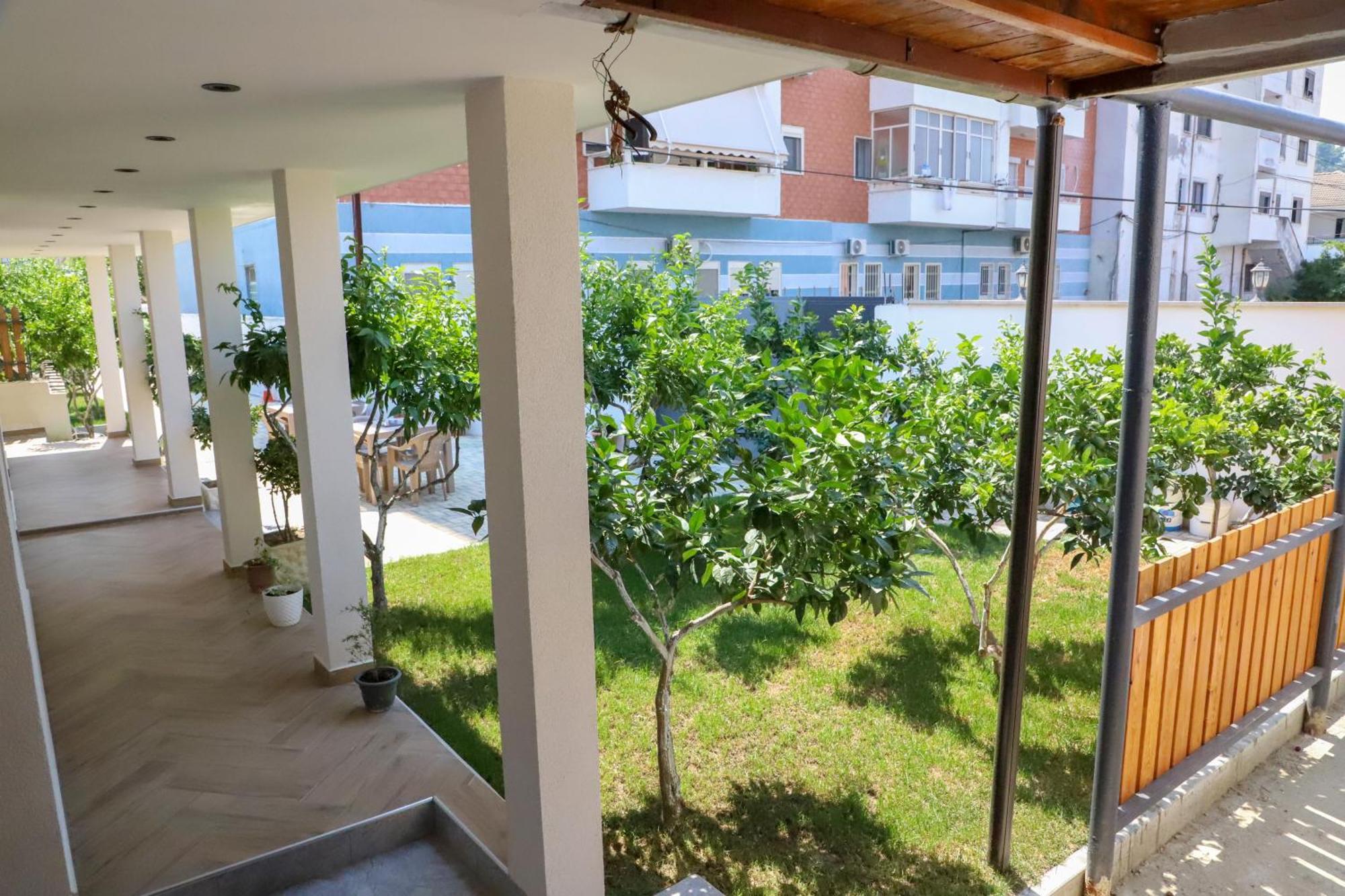Guest House Esanbja Berat Exterior foto