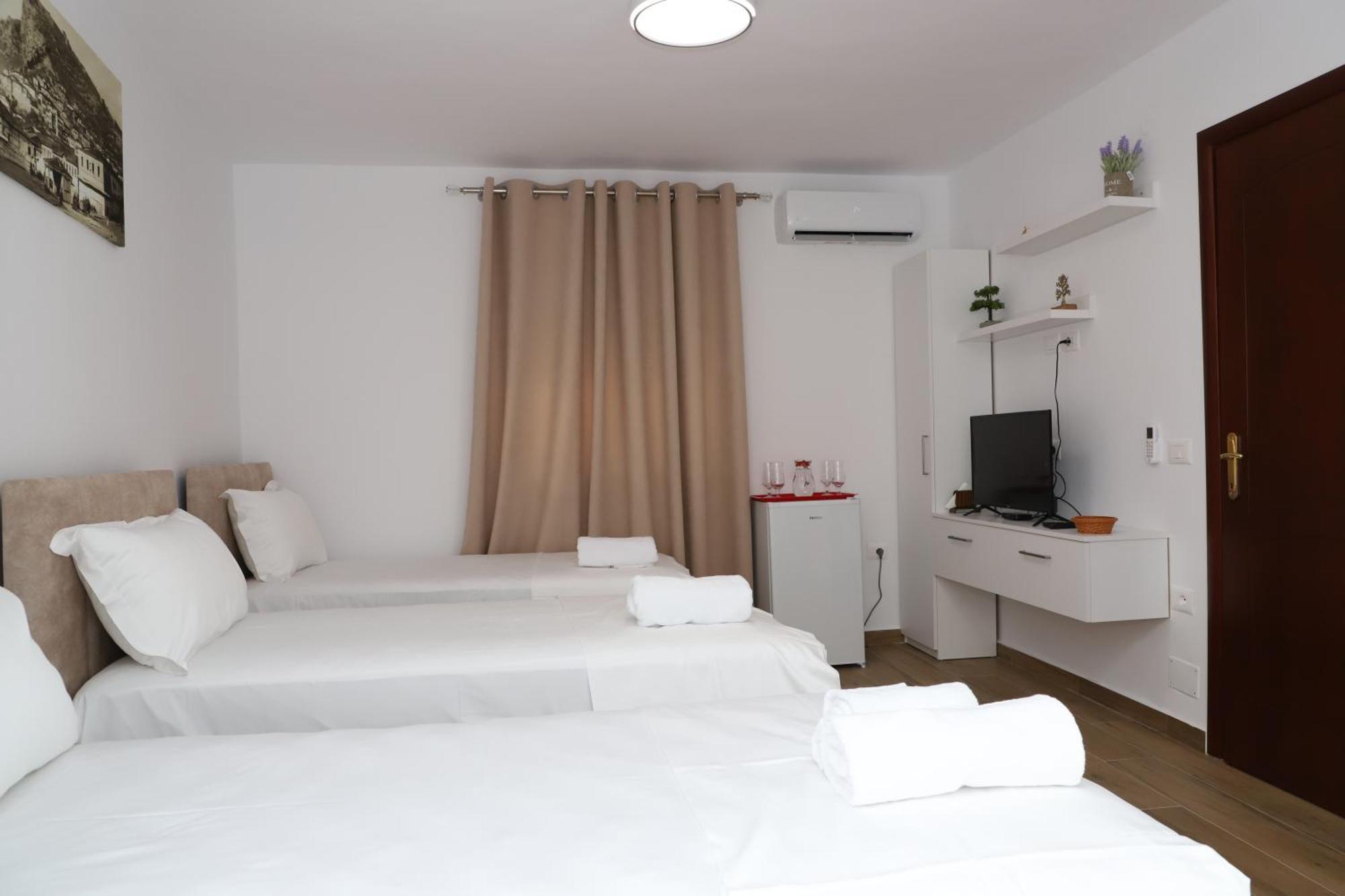 Guest House Esanbja Berat Exterior foto